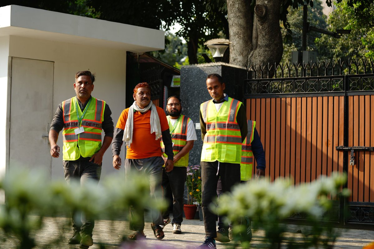 ArvindKejriwal's tweet photo. आज मैंने अपने इलाक़े के सफ़ाई कर्मचारियों को अपने घर चाय पर बुलाया। उनसे उनके सुख-दुख की बात की। उनके जीवन में आने वाली चुनौतियों को समझा। वे हर दिन मुस्कुराते हुए हमारी सेवा करते हैं, हमारे इलाक़े को साफ़ सुथरा रखते हैं। आप भी उन्हें अपने घर बुलाएं, उनके साथ समय बिताएं। जब हम सब एक साथ मिलेंगे, तभी हमारा स्वच्छ और सुंदर दिल्ली का सपना पूरा होगा।