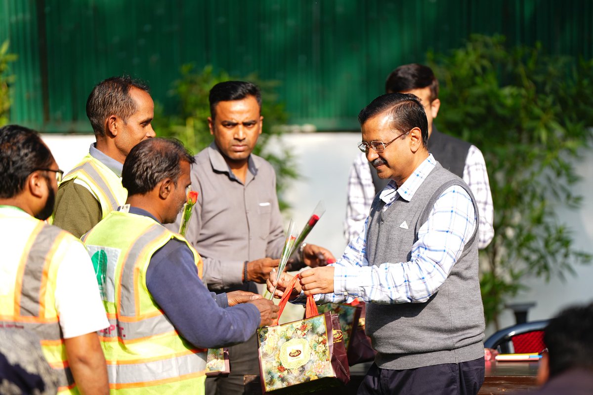 ArvindKejriwal's tweet photo. आज मैंने अपने इलाक़े के सफ़ाई कर्मचारियों को अपने घर चाय पर बुलाया। उनसे उनके सुख-दुख की बात की। उनके जीवन में आने वाली चुनौतियों को समझा। वे हर दिन मुस्कुराते हुए हमारी सेवा करते हैं, हमारे इलाक़े को साफ़ सुथरा रखते हैं। आप भी उन्हें अपने घर बुलाएं, उनके साथ समय बिताएं। जब हम सब एक साथ मिलेंगे, तभी हमारा स्वच्छ और सुंदर दिल्ली का सपना पूरा होगा।