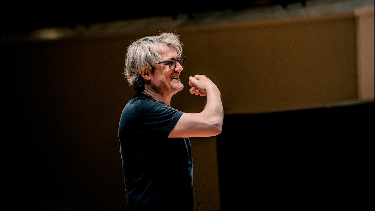 Como cada viernes, llega tu cita en el Teatro Monumental.

A partir de las 19:30, en directo desde #RadioClásica, la <a href="/OCRTVE/">Orquesta y Coro RTVE</a>, bajo la batuta de Ingo Metzmacher y junto al trompetista Hakan Hardenberger, estará interpretando piezas de Brahms y Jörg Widmann.

¡No te lo pierdas!