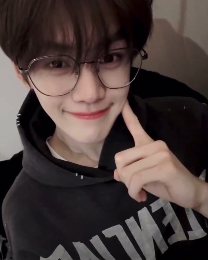 S0u_9's tweet photo. 아 내 규빈님 너무 사랑스러워서 울엇따. https://t.co/xu162lItrv