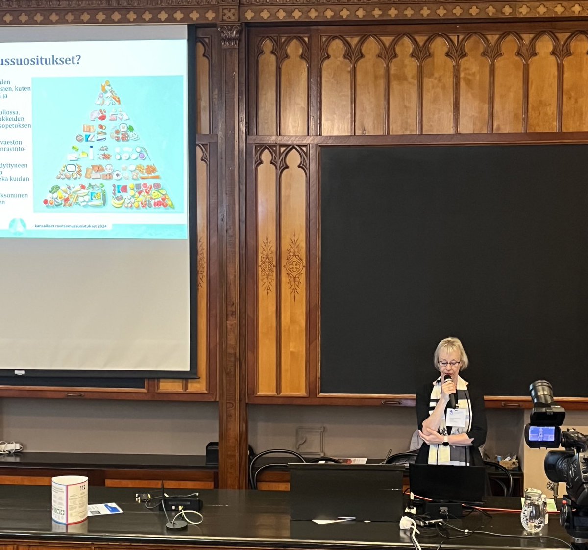 Ravitsemussuositukset ohjaavat myös #elintarviketeollisuus tuotekehitystä. Kaupassa käydessä saattaa huomata laajan ja ravitsemuksellisesti kehittyneen elintarviketarjonnan, iloitsee t⁦<a href="/LeenaARasanen/">Leena Räsänen 🇫🇮🇪🇺🌻🇺🇦</a>⁩ julkistustilaisuudessa.