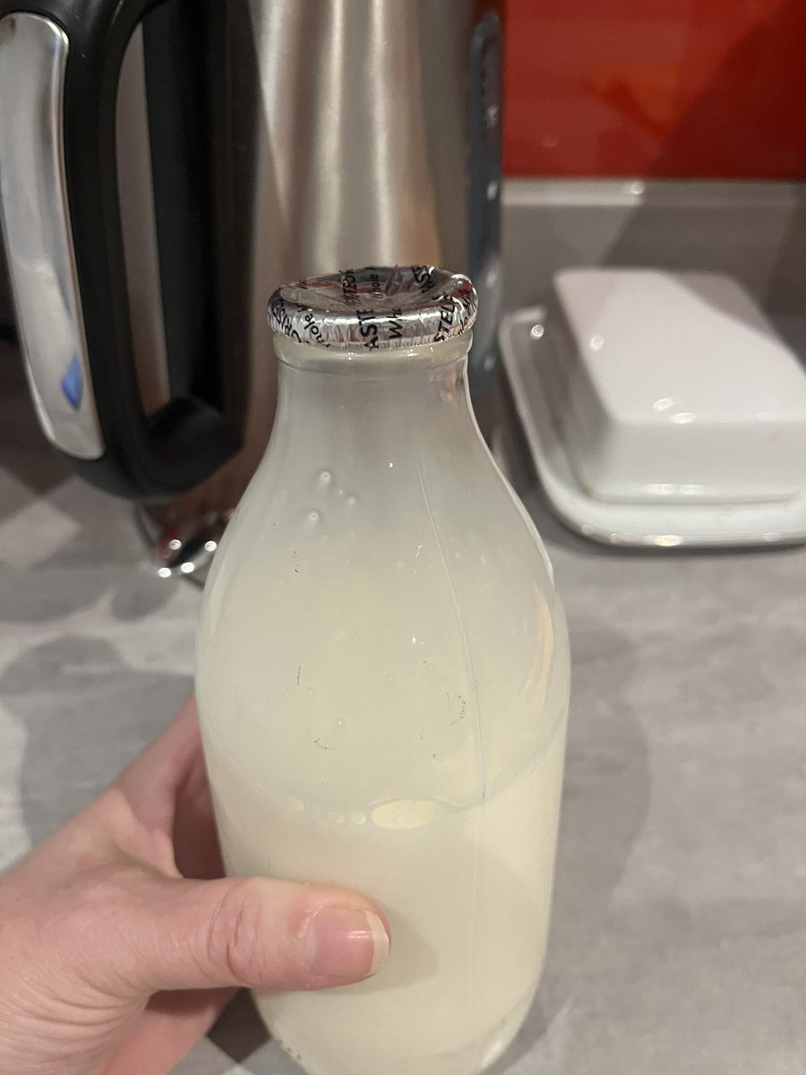 FayeOConnor2030's tweet photo. Little things that make me happy. This morning I had fresh milk delivered in a glass bottle - for the first time since I was a child. 
#LessPlastic #recycle 
#BeTheChange 

Hoy, por la primera vez en años, disfrute de leche fresco, entregado a mi casa en botella de vidrio https://t.co/Jp9ziXXTzY