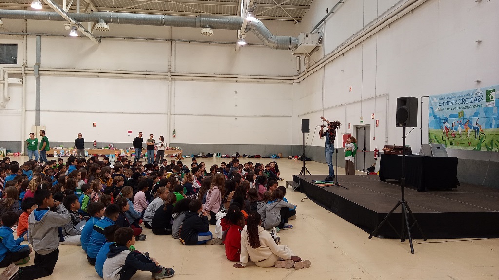 vic_mediambient's tweet photo. Notícia-crònica 13è mercat intercanvi escolar #XESVic amb alumnes de Vic👉 https://t.co/aGWGaR0ZJO
Com allargar vida de les joguines♻️🧩⚽🤖i continuar la pràctica de les R de Repensar, Reduir, Reutilitzar, Reparar💬
Activitat que suma #setmanaprevencióresidus #EWWR2024 #EwwrCat https://t.co/9WTTAWhTtL