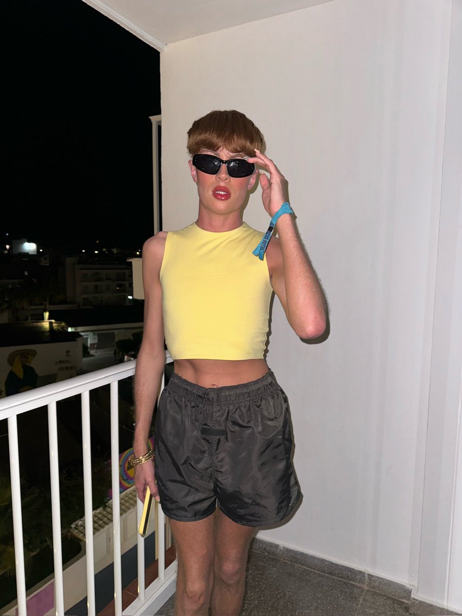 ewancosh's tweet photo. missing the summer tan 😩 https://t.co/dbP9FtQFwJ