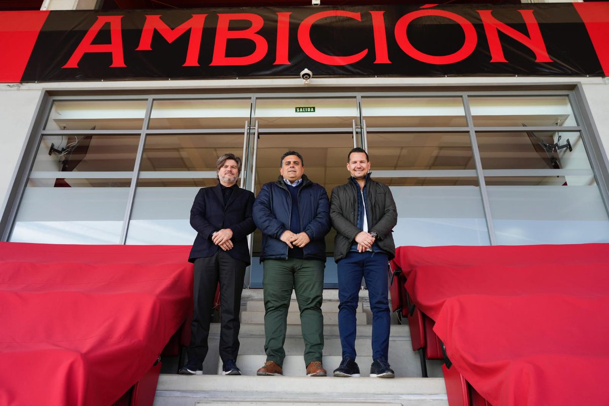 CanteraSFC's tweet photo. 🤝 El #SevillaFC firma acuerdos de colaboración con el CD Atlético Sumi, la @UD_Tomares y la Escuela @peloterossur. ⚪️🔴

#CanteraSevillaFC #WeareSevilla https://t.co/KQdUaZjAlc