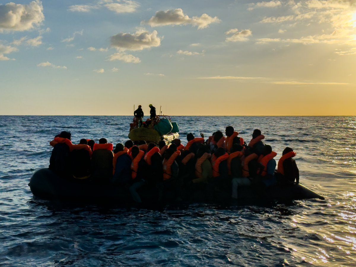 SOSMedFrance's tweet photo. 🔴 BREAKING
Hier, à la suite d’un message radio VHF émis par un avion de l’OTAN, l’Ocean Viking a porté secours à 48 personnes d'une embarcation pneumatique surchargée dans la région de recherche et de sauvetage libyenne. 90% des rescapés sont des mineurs non accompagnés.

Vers la fin de l’opération de sauvetage, les gardes-côtes libyens se sont approchés à vive allure, effectuant des manœuvres dangereuses. Malgré ce climat de tension injustifiée, les équipes de l’Ocean Viking ont réussi à ramener tout le monde sain et sauf à bord de l'Ocean Viking.

Les autorités ont désigné Ravenne comme lieu sûr pour débarquer les personnes secourues. Un port situé à 1575 km qui implique quatre jours de navigation pour s’y rendre, puis quatre jours pour pouvoir revenir dans la zone d’opérations et continuer à sauver des vies en mer.

Cette pratique d’assignation de ports éloignés vide la Méditerranée centrale de ses rares ressources vitales de recherche et de sauvetage.