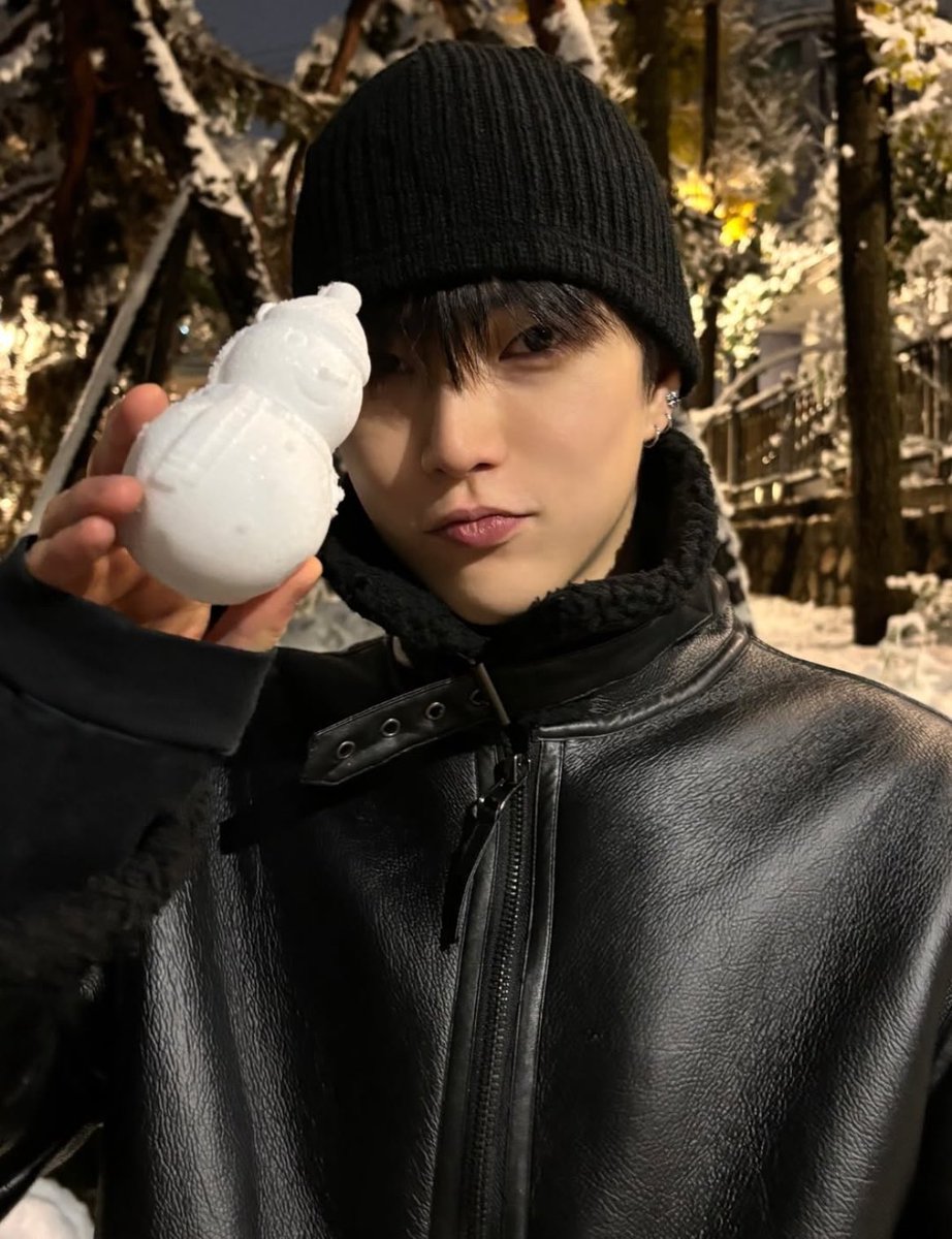 031002s's tweet image. real footage of seunghan building a snowman
