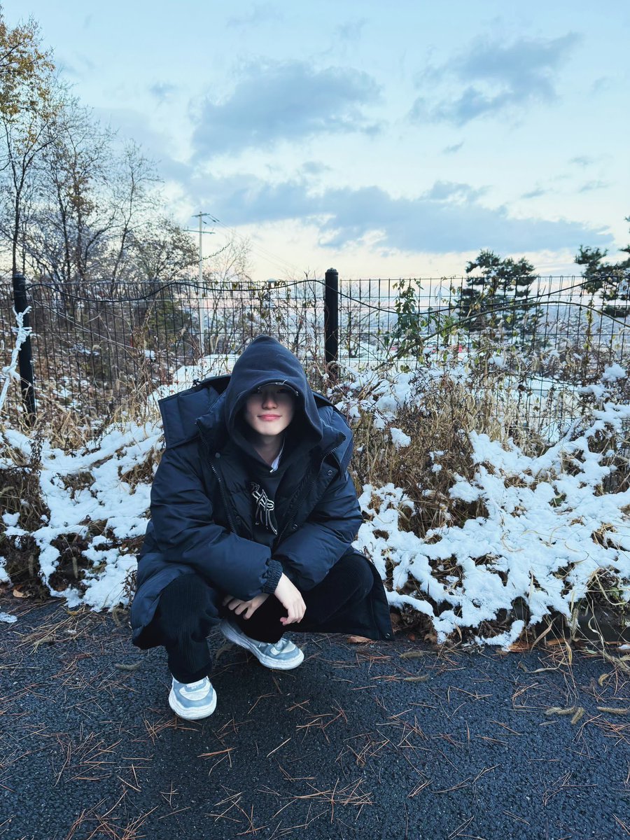 stellarrenjun's tweet photo. he crouches like a straight boy im so sick 😭😭 i bet he randomly dribbles and shoots at imaginary hoops too 😿 https://t.co/xGHd4fyKSk