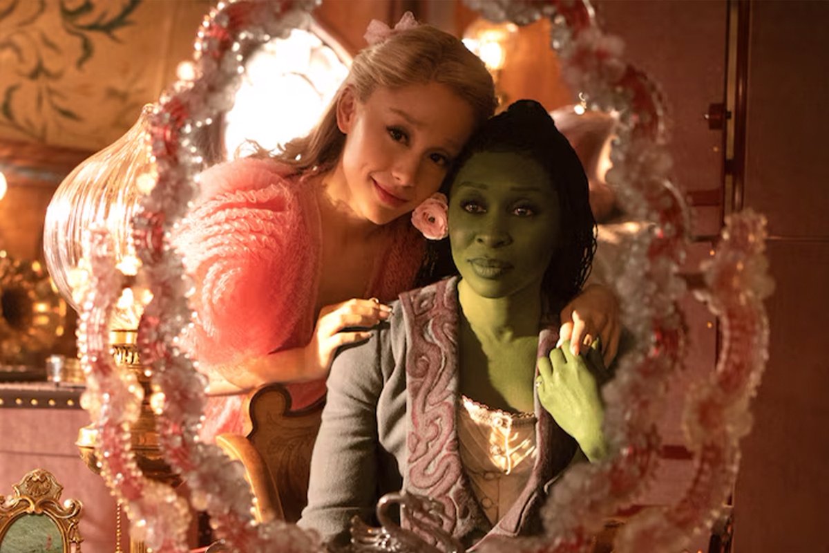 artofth's tweet photo. ช่วงนี้ใครหัวใจเป็นสีเขียวชมพูบ้าง!? 💚💖🧹 
วันนี้จะมาเล่าถึง Costume Design ใน #WickedMovie  
หนังแฟนตาซีฟอร์มยักษ์แห่งปีจริงๆ! มีรายละเอียดหลายอย่างที่ว๊าวมากๆ!

#ARTofFilm https://t.co/gKHSMXHnNP
