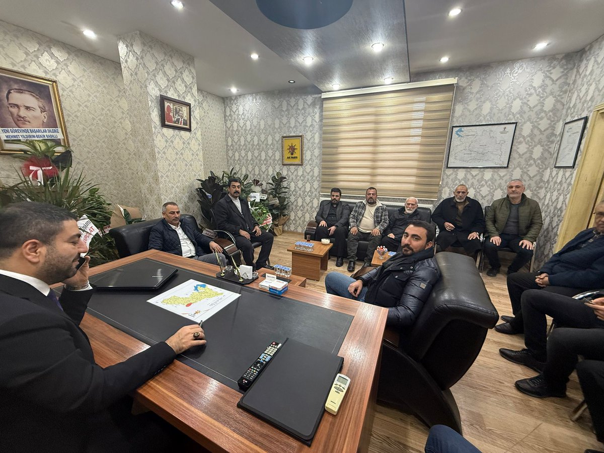 Karakopruak's tweet photo. Hakan Auto Yönetim Kurulu Başkanı. @hakankolsuzoglu  Ve Önceki Dönem Belediye Meclis Üyemiz @mithat1981  İlçe Başkanımız @avorhancelik 'i  Ziyaret Edip Hayırlı Olsun Dileklerinde Bulundu.  

Bu Nazik Ziyaretlerinden Ötürü Kendisine Teşekkür Ederiz.

@RTErdogan
@milhamigunbegi https://t.co/peV4OSmWZA