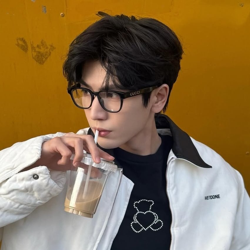 everydayzlh's tweet image. looks cool but cute with 🧸 holding ♡ on his t-shirt😂