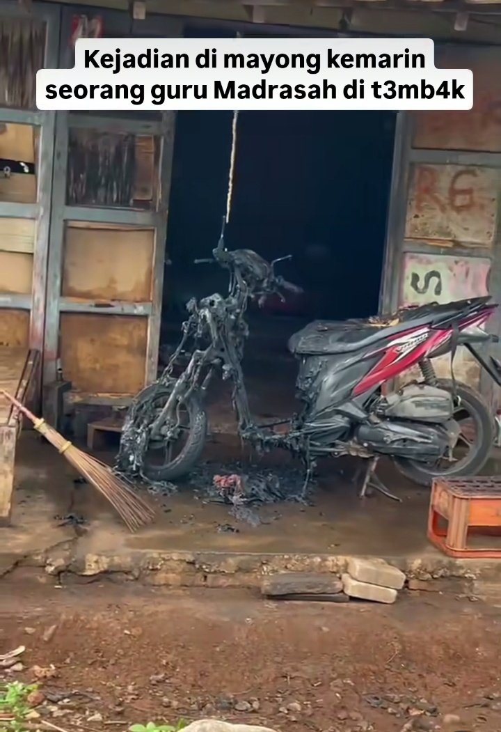 Lur BANTU VIRALKAN!
Guru madrasah di Jepara di tembak oleh Anak Kiai gara2 mobil toyota camry milik pelaku bersenggolan dengan motor korban, tidak hanya menembak, pelaku juga membakar motor korban.

Please bantu viralkan, pelaku seorang anak kiai besar 😭😭😭