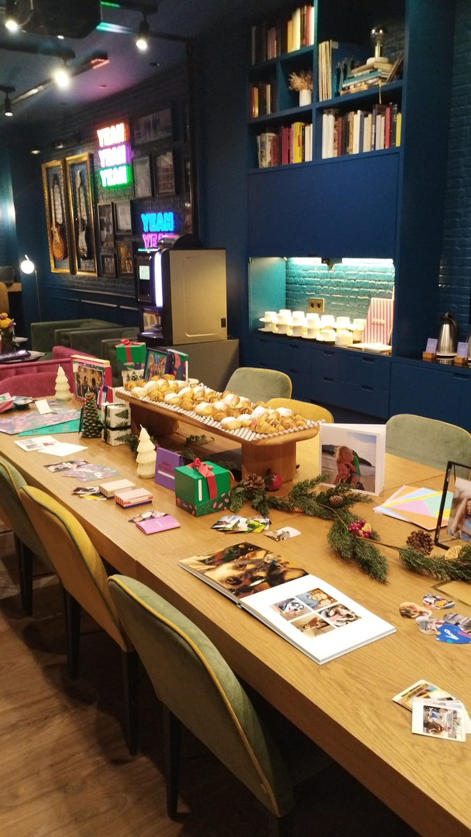 Hoy estamos en #Madrid con nuestro cliente Cheerz.com en la presentación a #prensa de los productos de edición limitada de #Navidad: calendarios de adviento, marcos, imanes, álbumes…
¡Una colección que enamora! 💕 🎄 📆 #axicom #Cheerz #cheerzesp #recuerdos