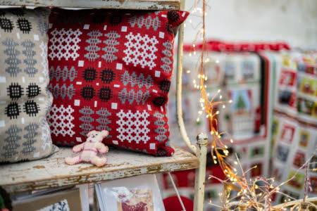 RainhamHallNT's tweet image. Come along for some crafty Christmas shopping with our local art and craft fair on Saturday 7 and Sunday 8 December.
Rainham Hall will welcome local artists and crafts makers to the Hayloft. Its free to enter and our café will be open.
Photo ©National Trust Images/Paul Harris