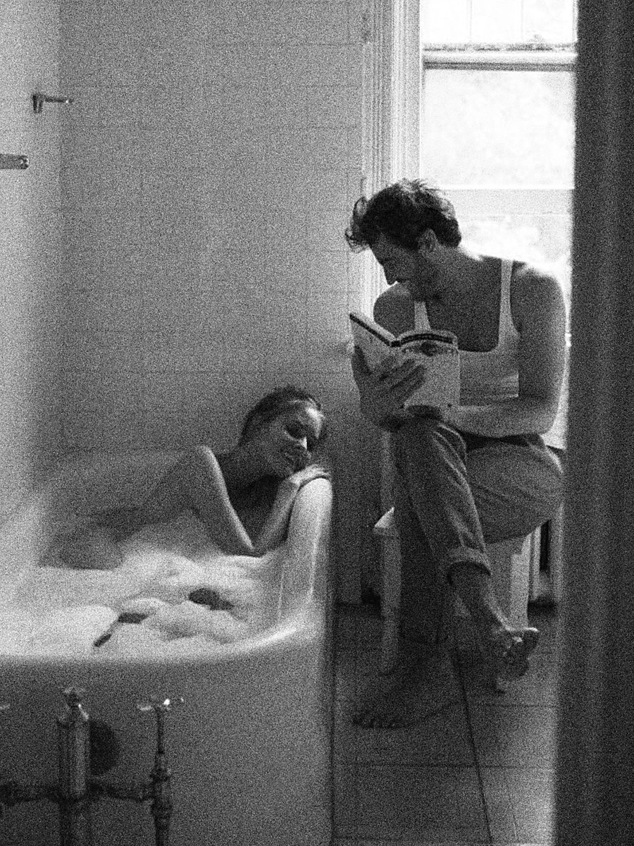 Entre un homme et une femme qui s'aiment, la confiance, l'estime et la fidélité sont aussi obligatoires et nécessaires que le plaisir.

Françoise Sagan