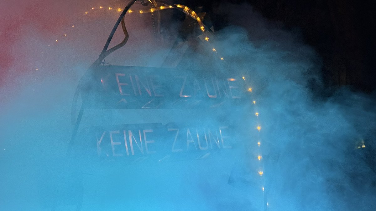 freundeskreisv's tweet photo. DAMPF MACHEN GEGEN VERDRÄNGUNG

KEINE ZÄUNE UM DEN #GÖRLI

10. widerständige #Laternendemo @bizimkiez gegen Verdrängung: Für sicheres Wohnen, lebendige Kieze statt Immobilienprofite

Berlin-Kreuzberg, 23.11.24

Video: https://t.co/piY3WD5o5e

Alle Reden der Demo folgen bei uns.
#BizimKiez #Mietenbewegung @Goerlizaunfrei