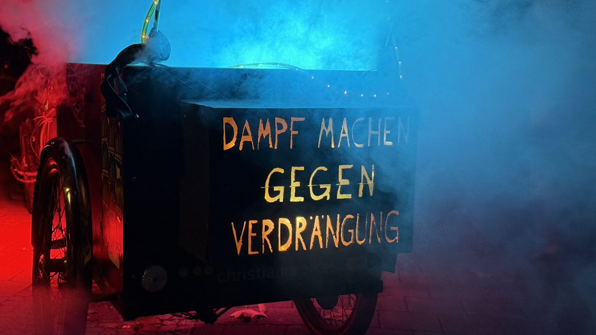 freundeskreisv's tweet photo. DAMPF MACHEN GEGEN VERDRÄNGUNG

KEINE ZÄUNE UM DEN #GÖRLI

10. widerständige #Laternendemo @bizimkiez gegen Verdrängung: Für sicheres Wohnen, lebendige Kieze statt Immobilienprofite

Berlin-Kreuzberg, 23.11.24

Video: https://t.co/piY3WD5o5e

Alle Reden der Demo folgen bei uns.
#BizimKiez #Mietenbewegung @Goerlizaunfrei