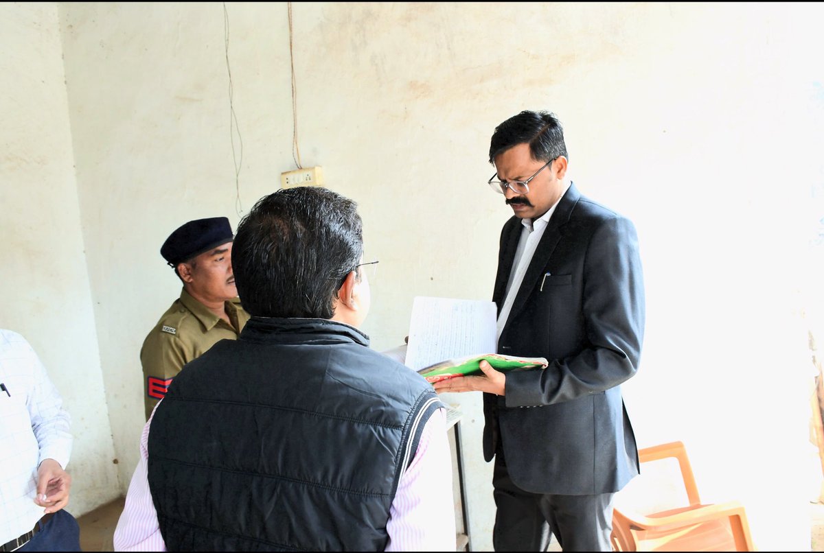BalrampurDist's tweet photo. कलेक्टर श्री राजेंद्र कुमार कटारा ने रामानुजगंज अंतर्राज्यीय चेक पोस्ट का किया निरीक्षण

व्यवस्थाओं का जायजा लेते हुए वाहनों की सघन जांच करने और सुरक्षा कैमरों की प्रभावी कार्यक्षमता सुनिश्चित करने के निर्देश दिए।

#BorderCheckpost #GoodGovernance #Balrampur https://t.co/6JgBjsbhCa