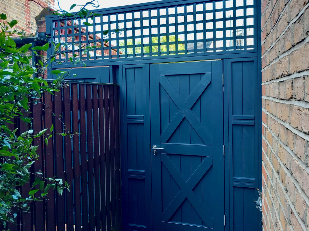 A great example of customers getting the exact fit with our bespoke service. This project added secure gates, trellis and panelling between two neighbouring properties.

#Neighbours #Bespoke