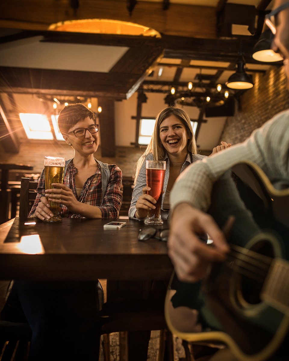 🎶 ¿Te imaginas una noche con cerveza, amigos y música en directo? Pues deja de imaginar y ven a vivirlo en #officialirishpub. 🍻 La buena vibra está garantizada.
#MúsicaEnDirecto #NocheDeVibra #PubIrlandésEnAcción #CervezaYMúsica #RisasYCanciones #ElPlanPerfecto #PubsIrlandeses