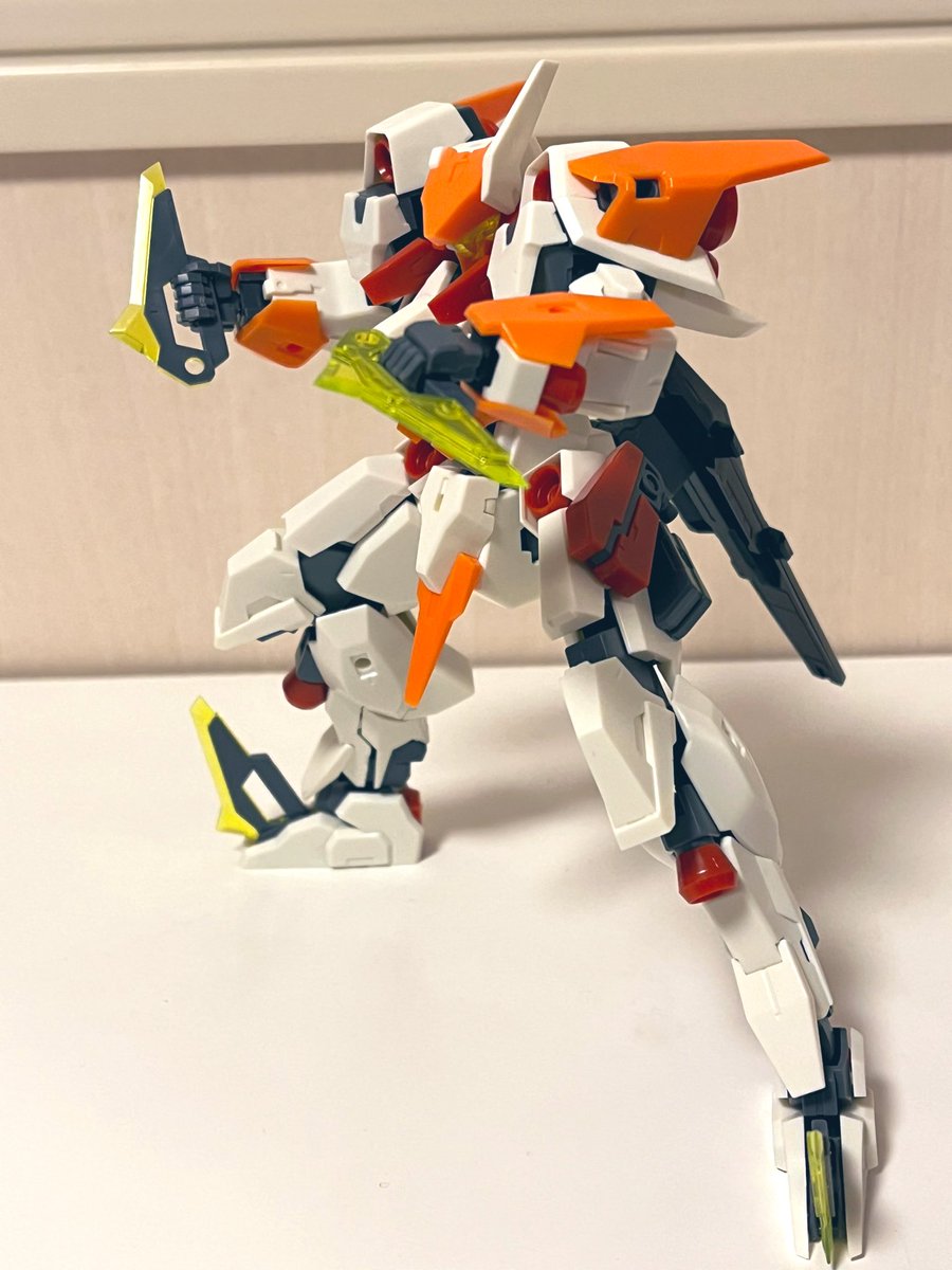 msqPH4I3wfNePwU's tweet image. 次にカトラス
試作機のバーゼラルドの改修機。
正規配備型というのが正しい気も。
武装はブルバップ式のライフルとダガーへ。
頭部はアンテナが一つになりバイザー型フェイスに。
ライフルが特殊なハンドパーツでしか持てないのでFAハンドに統一。
#フレームアームズ #FRAMEARMS