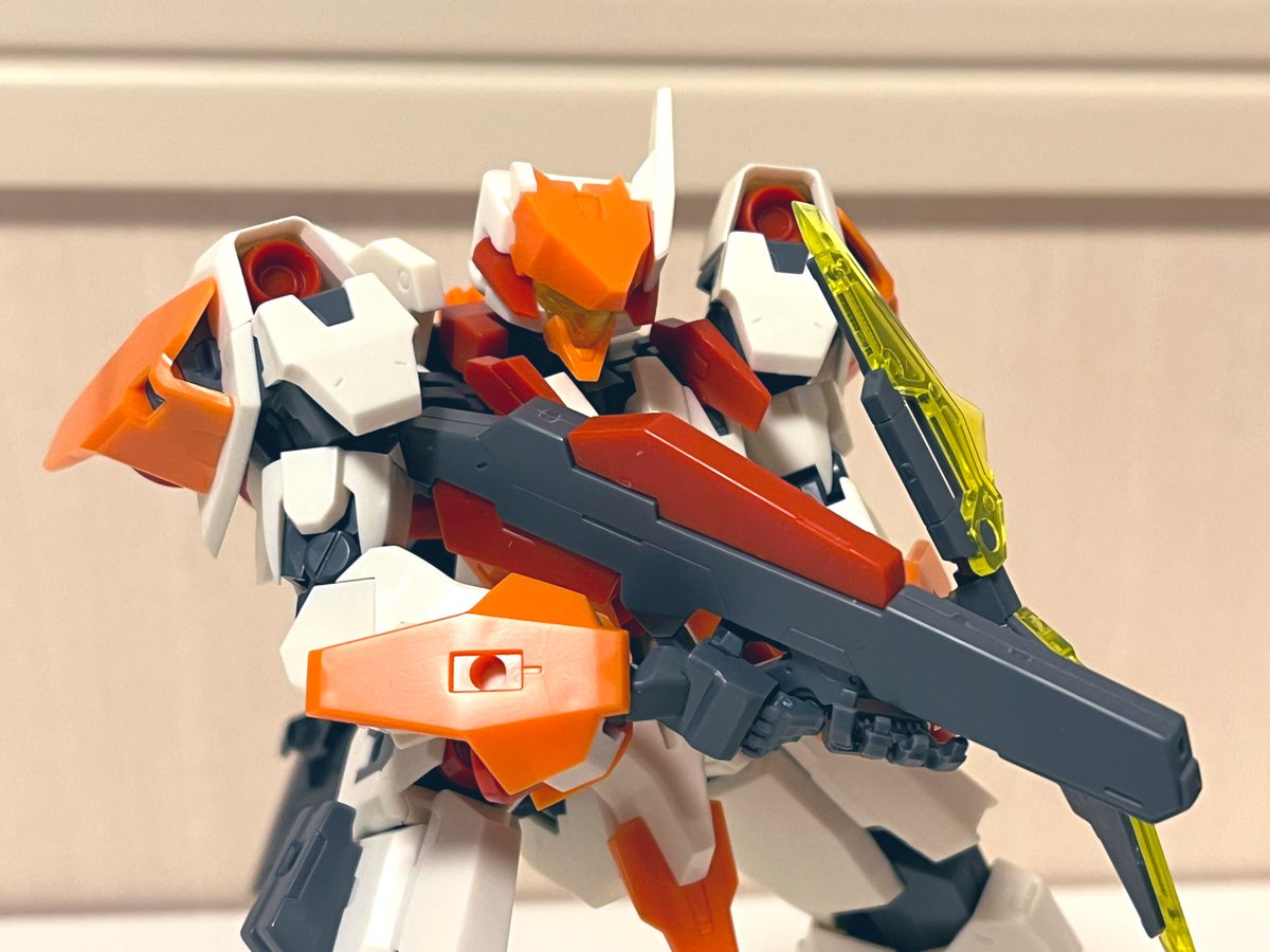 msqPH4I3wfNePwU's tweet image. 次にカトラス
試作機のバーゼラルドの改修機。
正規配備型というのが正しい気も。
武装はブルバップ式のライフルとダガーへ。
頭部はアンテナが一つになりバイザー型フェイスに。
ライフルが特殊なハンドパーツでしか持てないのでFAハンドに統一。
#フレームアームズ #FRAMEARMS