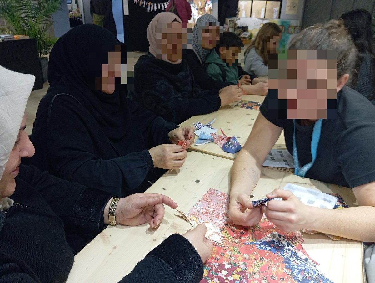 Quicray1's tweet photo. "Plein les yeux" et origamis au Salon du Livre Jeunesse avec des parents et leurs enfants dans le cadre du dispositif OEPRE de l'école du Bois du Château https://t.co/gJXfSMNc7U