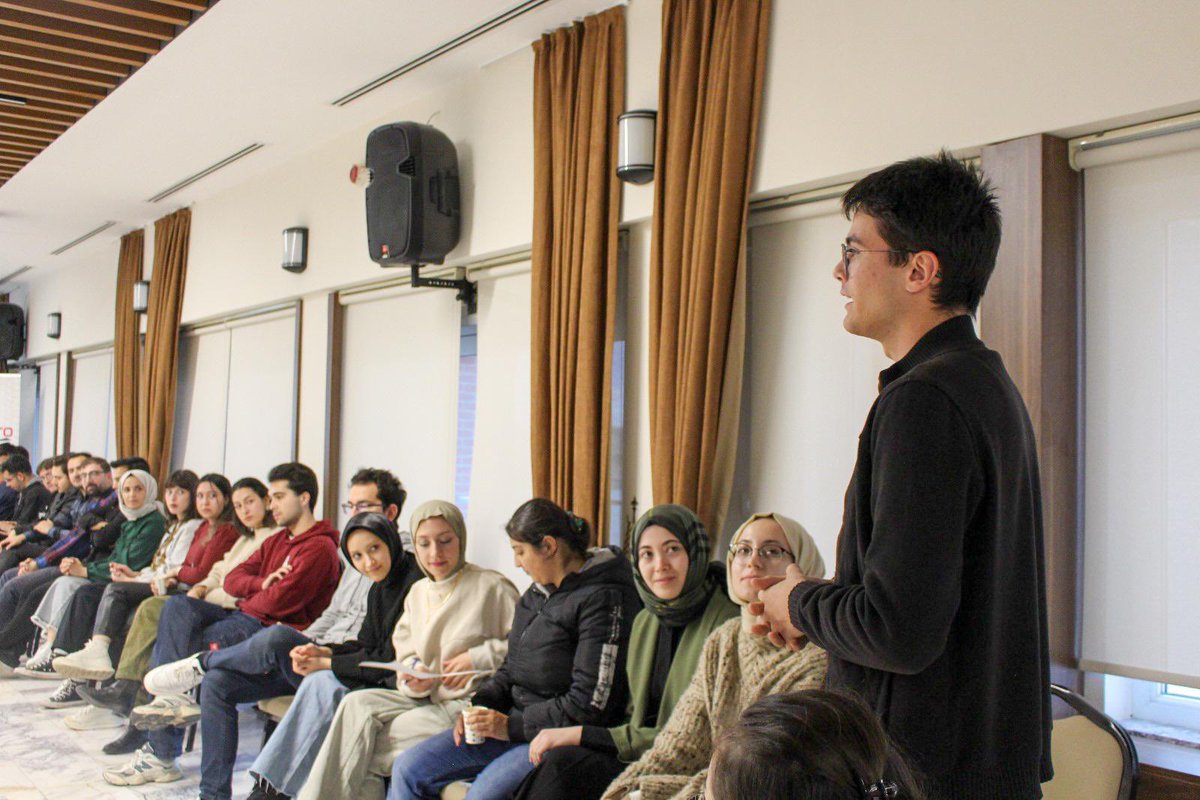 🎉 Geleceğin Yolu: Gençlerin Gözünden Gönüllülük Zirvesi ilk günü tamamlandı! 🌟