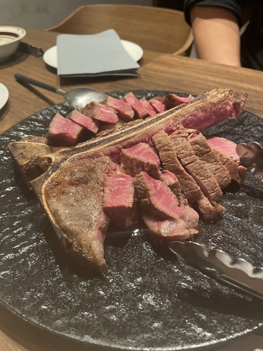 ryuichi_sailor's tweet photo. おっぽれさんがオーナーやってるというレストランに呼んでもらった!
肉めちゃ旨だったのと、明治さんとコラボしてる自家製チュロスが最高に美味かったです!
#mtcm https://t.co/HeTFUuY4Ld