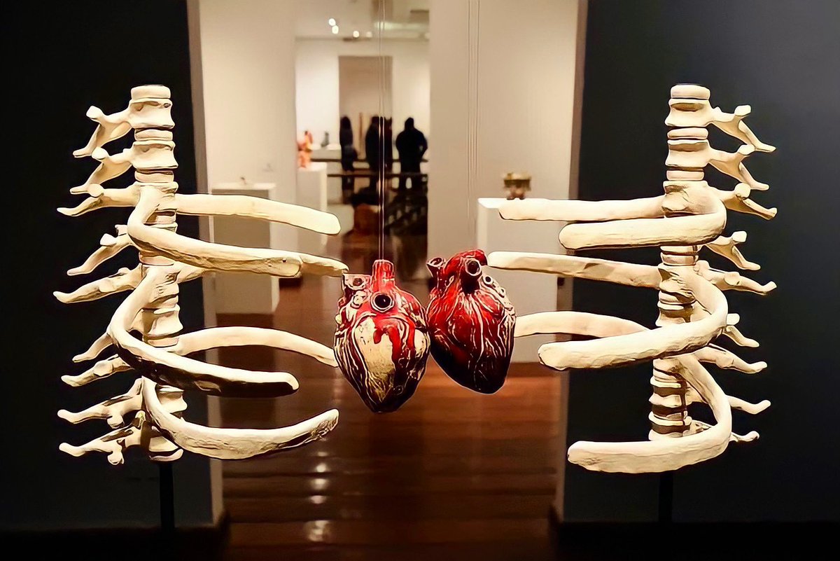 digitou's tweet image. a anatomia de um abraço