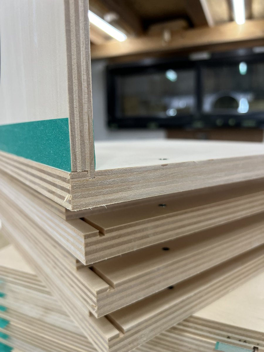 ChaanyCajon's tweet photo. カホンの箱組み。
精度良く加工された板を組んでいきます。
隙間なく組まれた板同士はしっかりと接着されて一体となり、しっかりと響きを伝えます。
この精度と接着技術はカホンの響きに大きく影響��ています。
#カホン #チャーニー #cajon #chaany https://t.co/WK1OvpXbZU