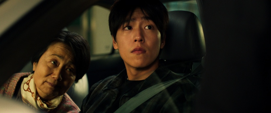'원정빌라' 이현우 "문정희 연기에 압도되서 무서웠다" #원정빌라 #TheUnrighteous #이현우 #LeeHyunwoo #문정희 #MoonJeonghee #영화개봉 #iMBC연예 부산에서...