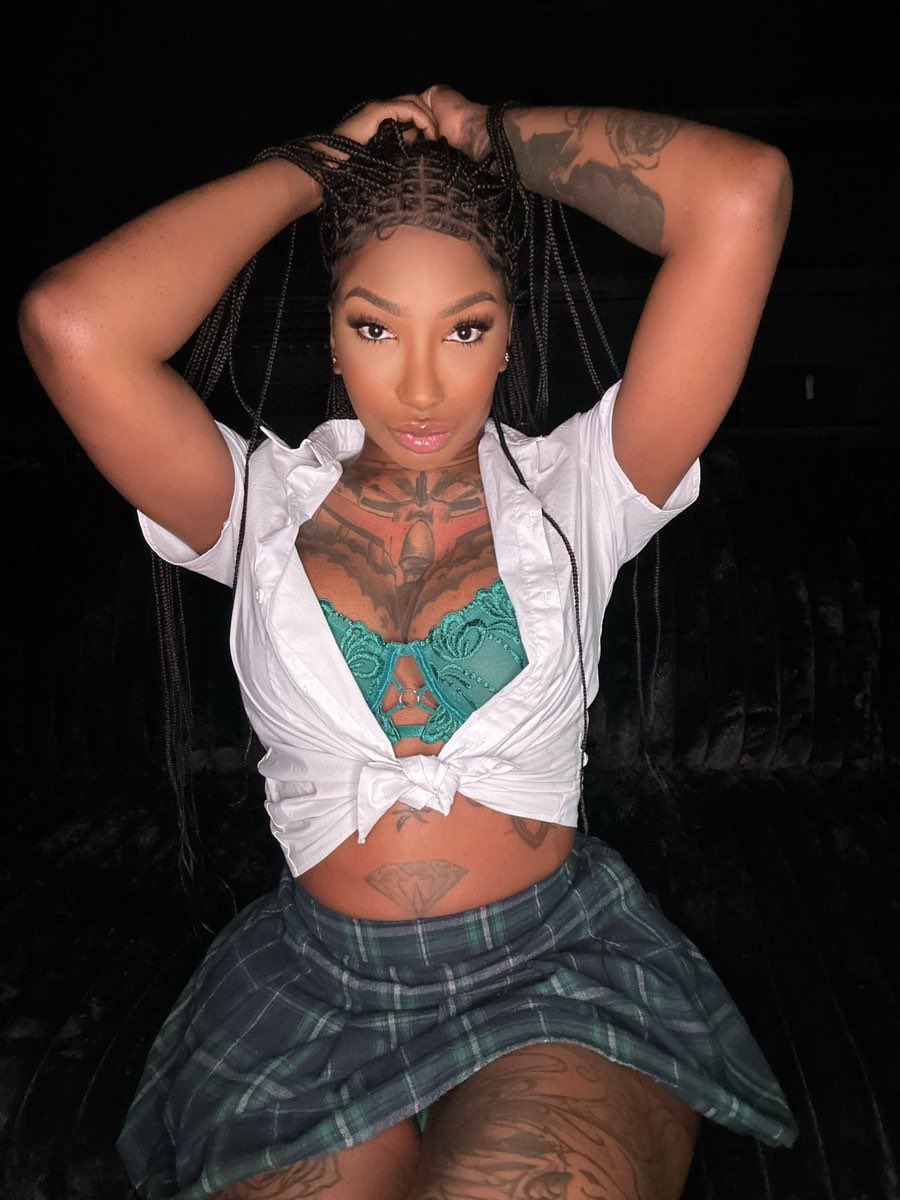 Shelitamara's tweet photo. Wanna be my Study buddy? 💚 https://t.co/rjimtnLO7y