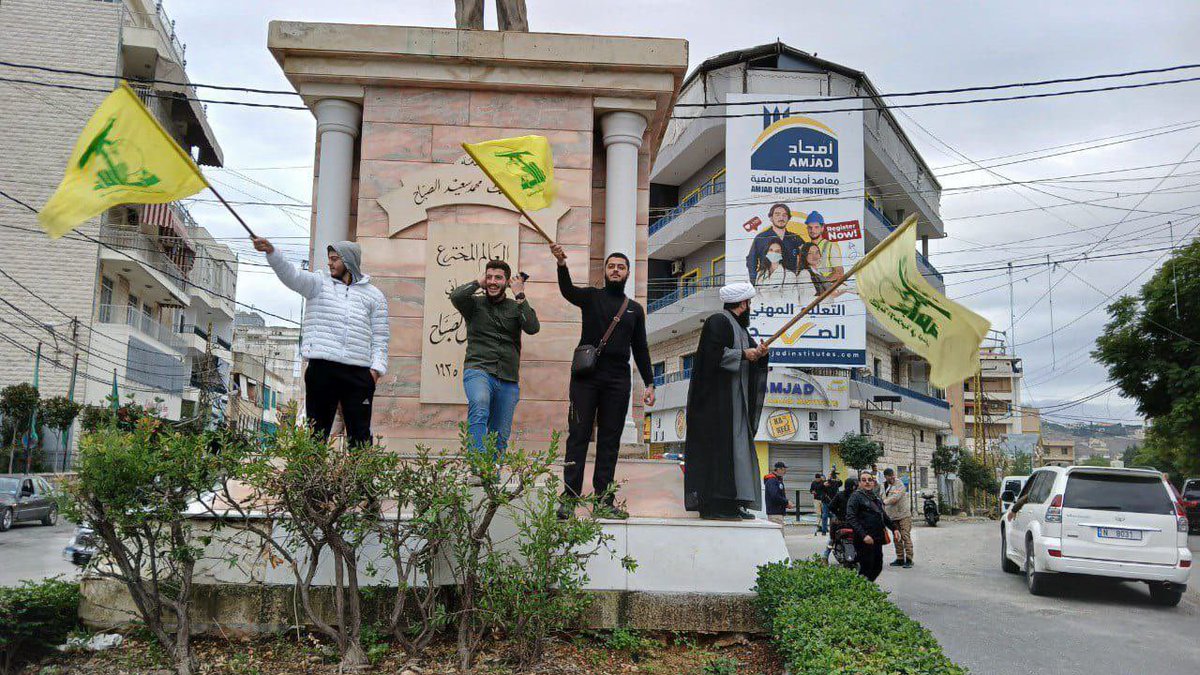 رغم مقتل #نصرالله و مُعظم قيادات #حزب_الله 

٣٥٠٠ قتيل

٢٠ مليار خسائر مادية

١،٥ مليون نازح

 تدمير ٤٦ ألف وحدة سكنية

مازالوا يقولون  #انتصرنا 🤠

ويُطلقون النار ابتهاجاً ويرفعون شارات النصر بعد #وقف_اطلاق_النار المُذل

يا لها من مسخرة موصوفة وتضليل للقطيع
-
#الضاحية_الجنوبية