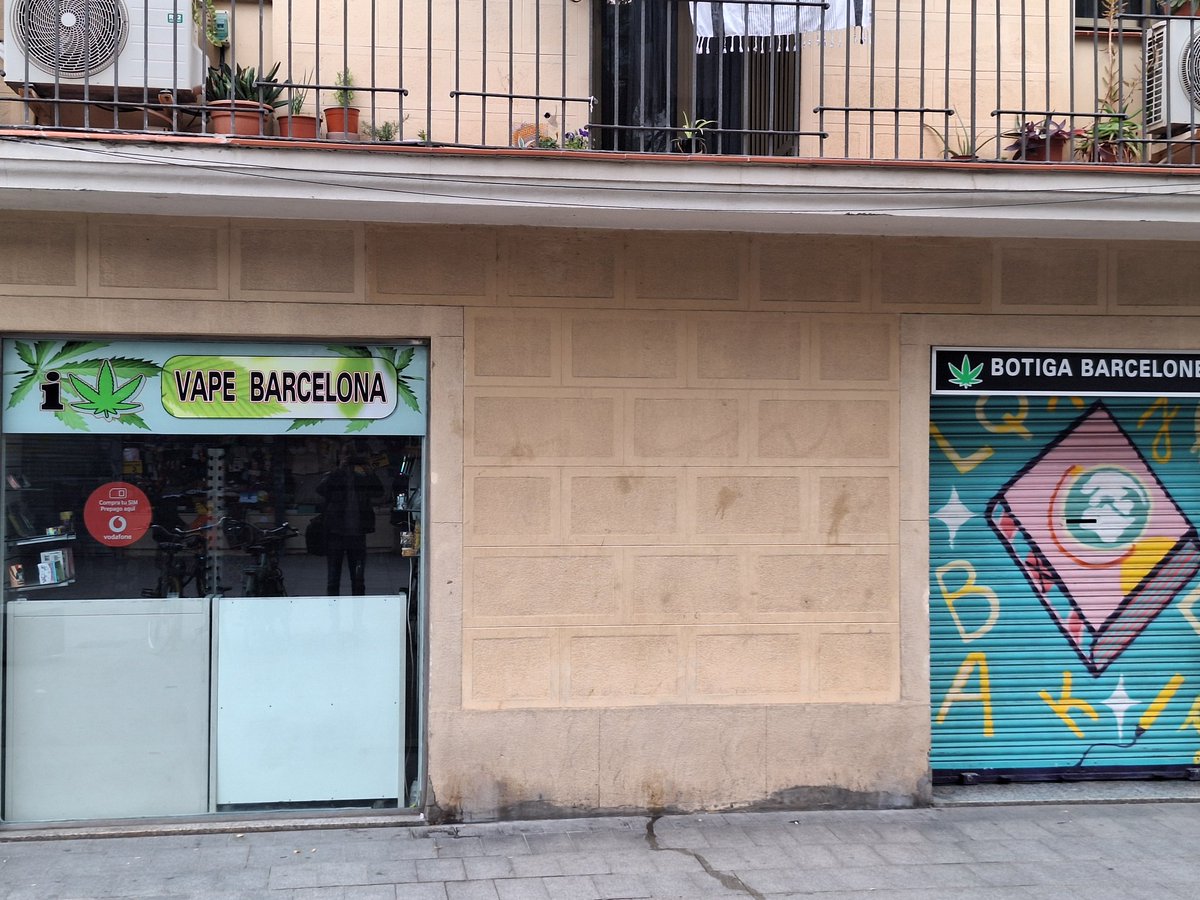 danirocala's tweet image. On abans hi havia "La Garba", una llibreria fantàstica, molt ben portada, ara una botiga per "anestesiar" consciències... metàfora de Barcelona i potser del món que ens està quedant....