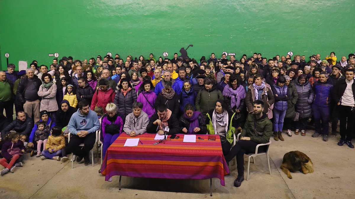 [🎦BIDEOA] Aroztegiaren aurkakoen kontrako epaiketa otsailean izanen da, talde kriminala osatzeaz akusaturik
ahotsa.info/albisteak/aroz…