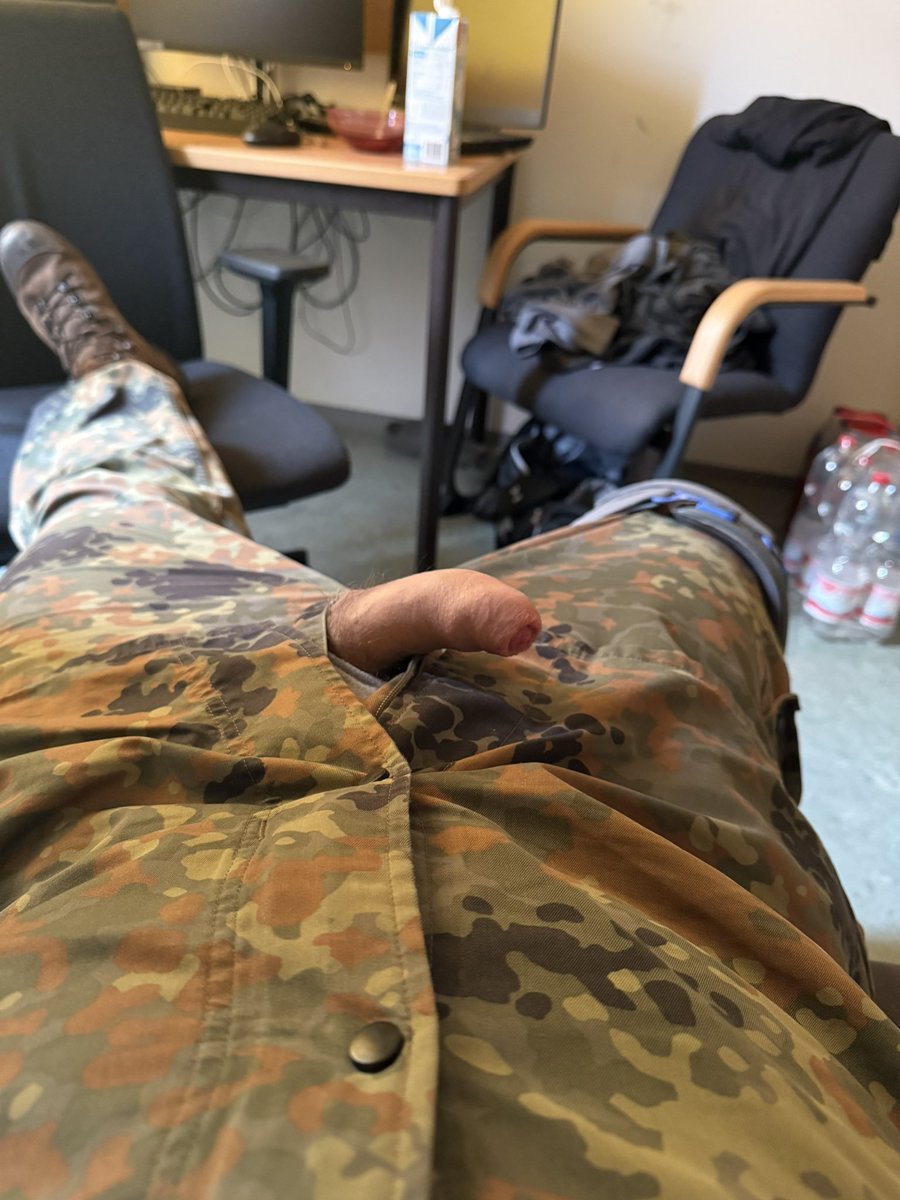 Milo_thePup_'s tweet photo. #germangay #gaysoldier #soldiergay
#gayarmy #soldiercock #soldierdick
#germansoldier #Flecktarn #uniform
Frühstückspause..... Man man man https://t.co/8GnyKcctUT