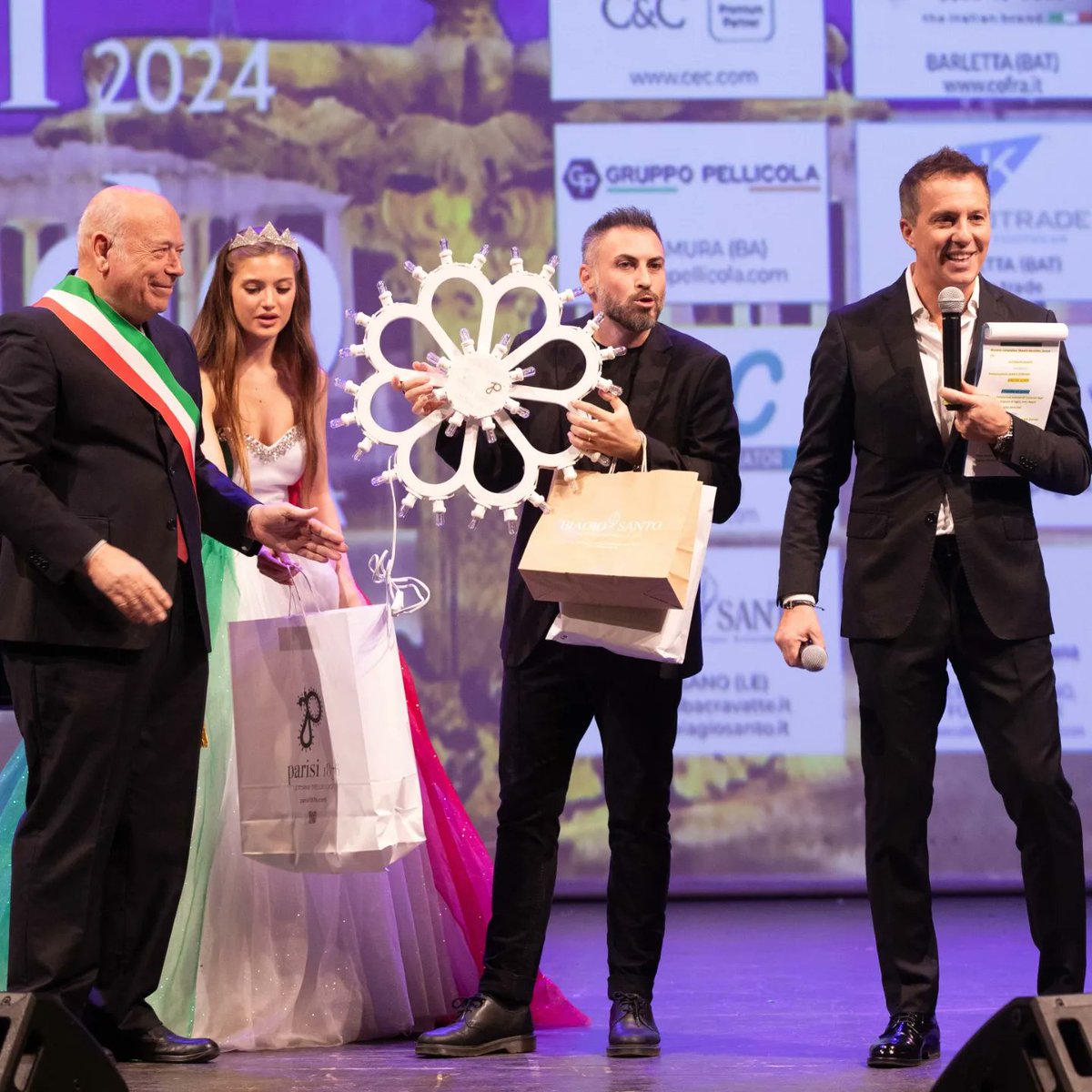 SavinoZaba's tweet photo. Anche quest'anno tante eccellenze di Puglia sparse per il mondo si sono ritrovate. Al Premio "Pugliesi nel mondo" riconoscimenti a medici, ricercatori, artisti, autorità civili e religiose, imprenditori...il meglio che questa meravigliosa regione ha saputo creare 👏 #conduttore https://t.co/XAk8QZixsV