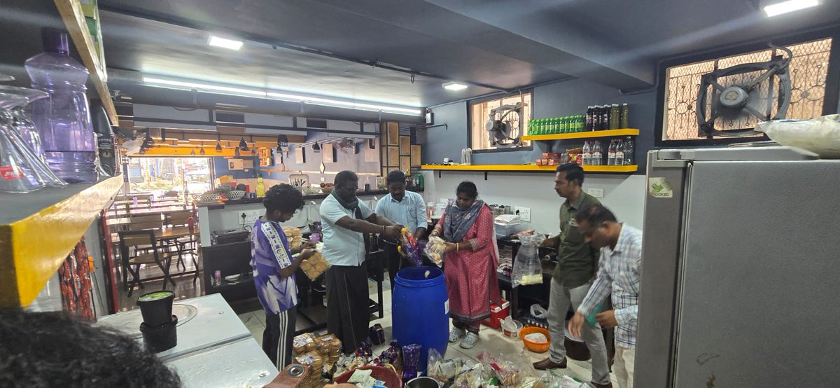 tnfoodsafety's tweet photo. தமிழ்நாடு உணவு பாதுகாப்பு துறை திருப்பூர் மாவட்டம் உணவு பாதுகாப்பு அதிகாரிகள் ஆய்வு மேற்கொண்டு , தரமற்ற மற்றும் பாதுகாப்பற்ற உணவுகள் பறிமுதல் செய்து அபராதம் விதிக்கப்பட்டது .
.
.
.
.#fssaiawareness #fssai #fssaiindia #dphpm #tnfoodsafety #foodsafety #tndipr https://t.co/ChpspA1OAe