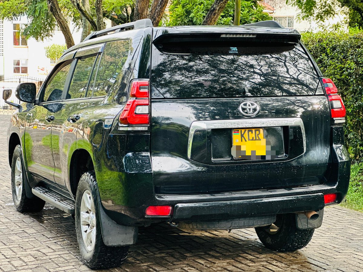 BigJs_Motors's tweet image. Sleek and Stylish 📷
Model: Land cruiser Prado | 2011
Engine: 2.7l  Petrol
Features: Full Spec
Price: 3,499,999/=
Caption: "Upgrade your commute with the J150 – where style meets performance. Safety, luxury, and affordability in one sleek package. #ExploreWithBigJs #toyota #Prado