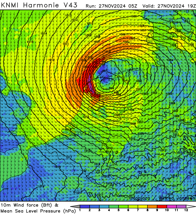 weermanrobert's tweet image. Update storm #Conall: vooral de kop van Noord-Holland, Wadden, IJsselmeergebied, Noordoostpolder, Friesland en Groningen moet vanavond rekening houden met (zware) storm en kans op zeer zware windstoten van 100-120 km/u. Elders, zeker het zuiden, rustiger.