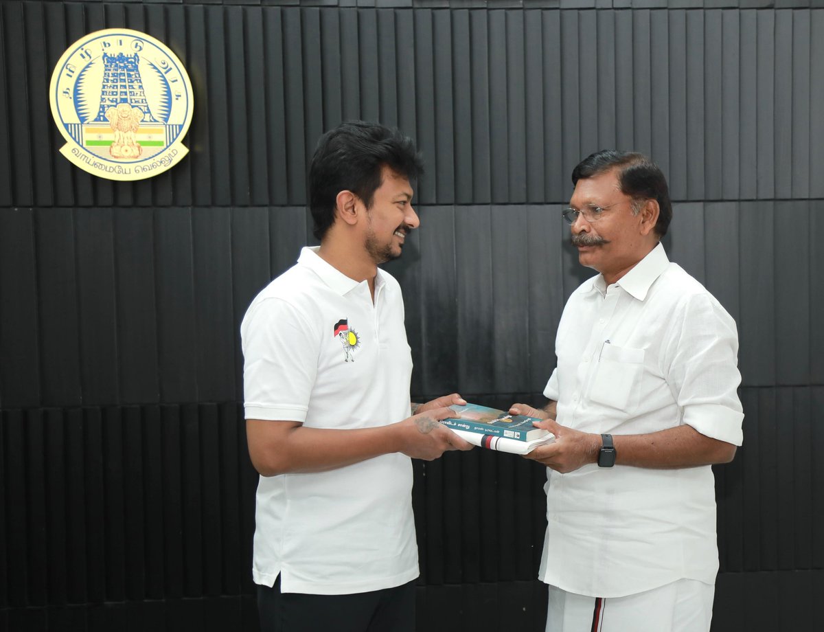 dmk_youthwing's tweet photo. கழக இளைஞர் அணி செயலாளரும், மாண்புமிகு துணை முதலமைச்சருமான @Udhaystalin அவர்களின் பிறந்தநாளை முன்னிட்டு,  மக்களவை உறுப்பினர்கள் @Dayanidhi_Maran,  @DrKalanidhiV,  @tmselvaganapat, @MurasoliThanjai  ஆகியோர் நேரில் சந்தித்து வாழ்த்து தெரிவித்தனர். 

  #HBDDyCMUdhay https://t.co/tfSx8y9bQZ