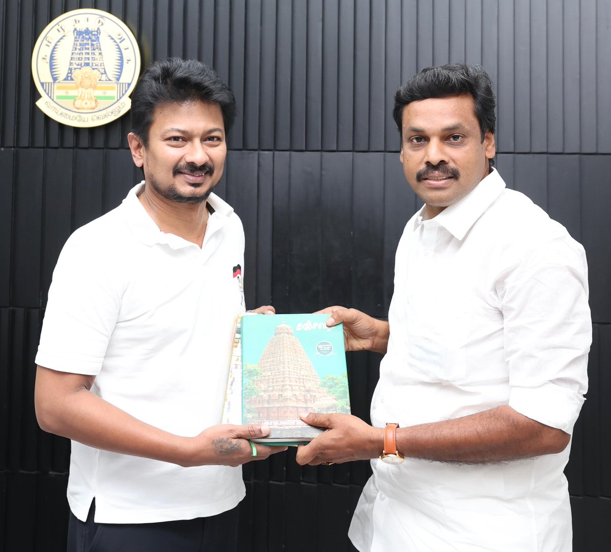 dmk_youthwing's tweet photo. கழக இளைஞர் அணி செயலாளரும், மாண்புமிகு துணை முதலமைச்சருமான @Udhaystalin அவர்களின் பிறந்தநாளை முன்னிட்டு,  மக்களவை உறுப்பினர்கள் @Dayanidhi_Maran,  @DrKalanidhiV,  @tmselvaganapat, @MurasoliThanjai  ஆகியோர் நேரில் சந்தித்து வாழ்த்து தெரிவித்தனர். 

  #HBDDyCMUdhay https://t.co/tfSx8y9bQZ