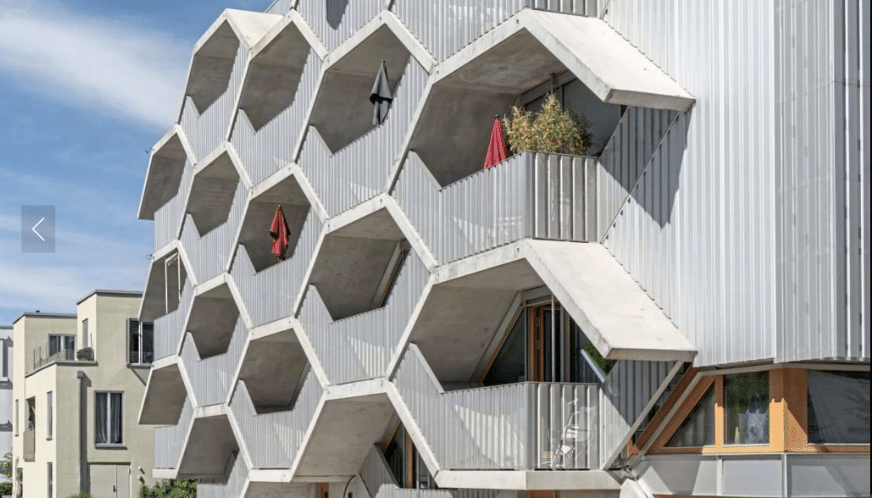 Ein Wohnprojekt in München erkundet die Grenzen des sozialen Wohnungsbaus und zeigt innovative Ansätze für gemeinschaftliches Leben. 🐝🏘️ #baukunstart #initiativebaukunst #SozialerWohnungsbau
baukunst.art/leben-im-biene…