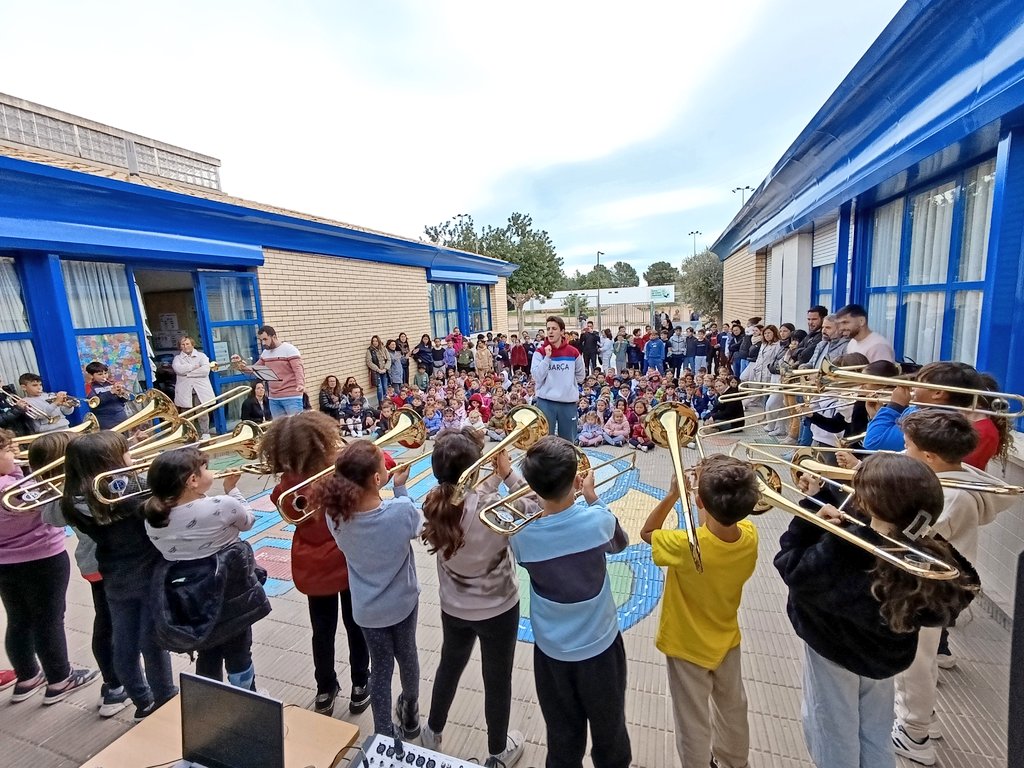 e3005595's tweet photo. El dimecres de la setmana passada. Els alumnes de 4t, 5è i 6è van fer el concert de Santa Cecília. Va estar genial sentir a la banda de l'escola dirigida pel @palas_ridae i el Gerard de l'escola de música contrapunt. Gràcies @AjSantaOliva per donar continuïtat al projecte. https://t.co/DHMqaazjlM