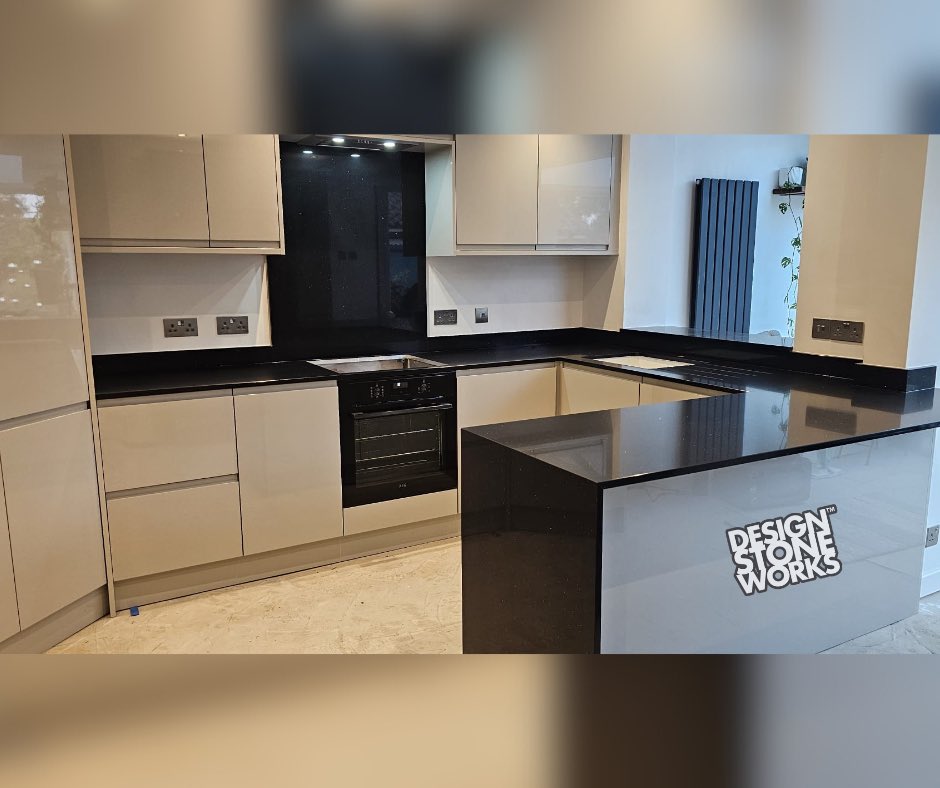 DesignStonework's tweet image. Sleek and sophisticated! 🤩

This kitchen is brought to life with 20mm DSW Quartz - Midnight 👀

#quartzworktops #midnightquartz #stoneworks #kitcheninspo #norfolk #norwich #dreamkitchen