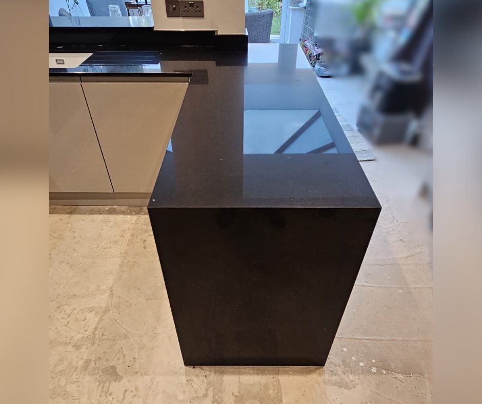 DesignStonework's tweet image. Sleek and sophisticated! 🤩

This kitchen is brought to life with 20mm DSW Quartz - Midnight 👀

#quartzworktops #midnightquartz #stoneworks #kitcheninspo #norfolk #norwich #dreamkitchen