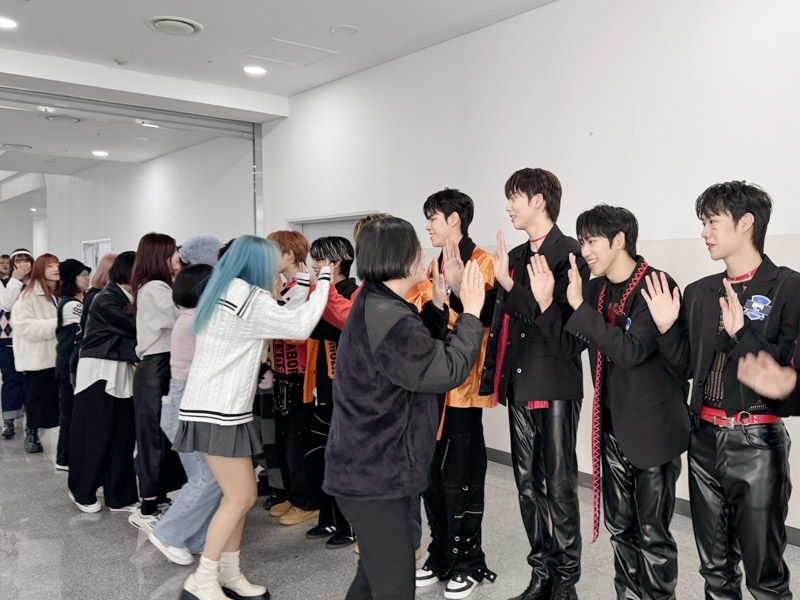 twdreamlife's tweet photo. 【寵粉寵出國】
多語系服務助偶像跨海出圈
「Dolfan」帶粉絲一探戒備森嚴的韓國電視台
男團選秀《SCOOL》現場
幸運粉絲跟偶像近距離接觸😍
→https://t.co/Xf7MlDOkPs
#Dolfan
#SCOOL
#選秀
#韓國
#夢想誌DreamLife https://t.co/9PfpE7ccXt