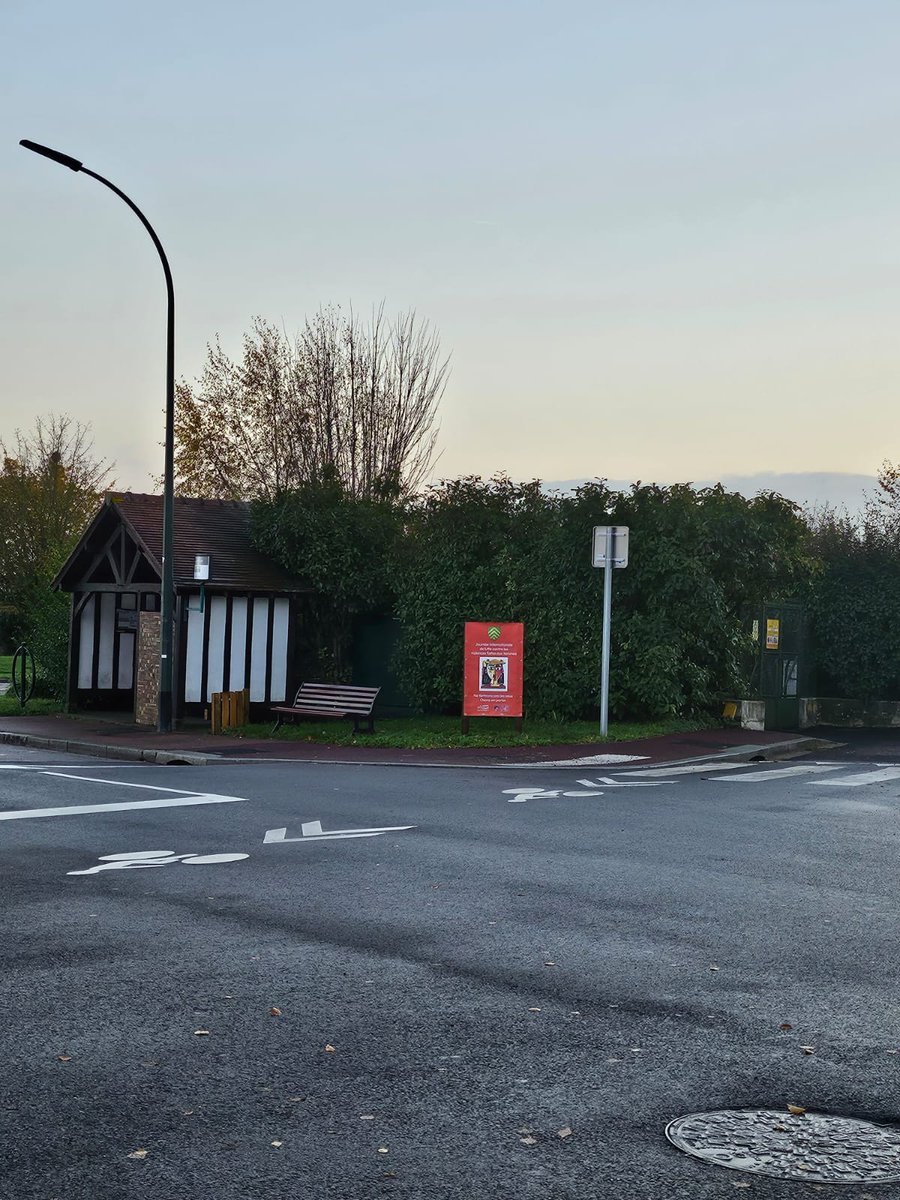 MairesRuraux78's tweet photo. Du côté d'@aigremont, la banderole ERRE, symbole de la lutte pour l'élimination de la violence à l'égard des femmes, a les honneurs de l'entrée du village. Merci au Maire @BenoudizSamy pour cette initiative 👏 https://t.co/9tzkX7Xp90