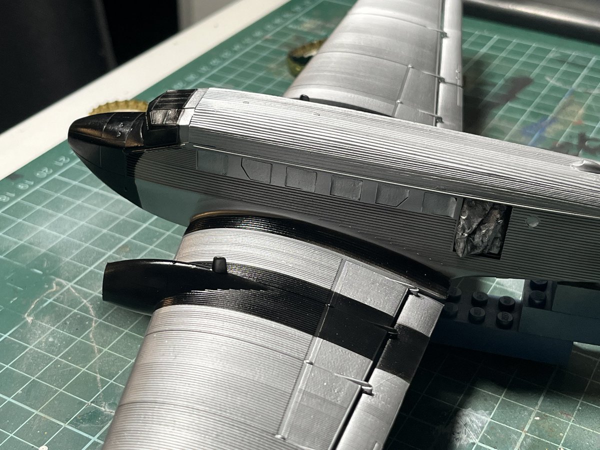 KTMatjOliva's tweet photo. Much better with black, aircraft started to look interesting. On tail I replaced decal by red paint. #scalemodel #scalemodeller #junkers @ItaleriModelKit https://t.co/xh5AhOqkc9